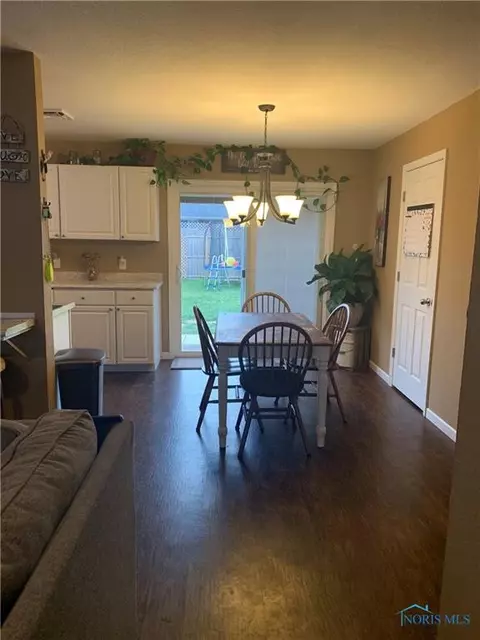 204 Taylor Dr, West Unity, OH 43570 photo 2
