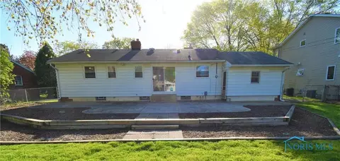 1013 Scribner St, Maumee, OH 43537 photo 2