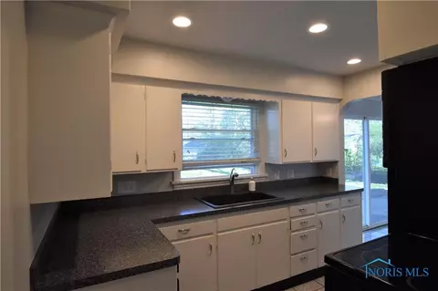 1013 Scribner St, Maumee, OH 43537 photo 8