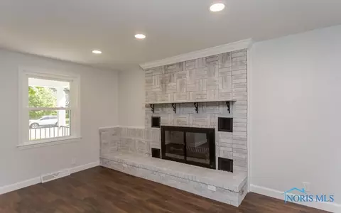 219 E Dudley St, Maumee, OH 43537 photo 9