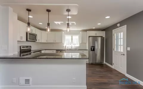 219 E Dudley St, Maumee, OH 43537 photo 14