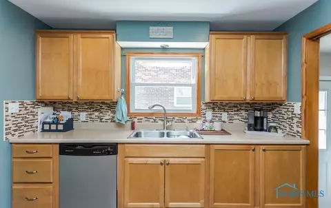 556 Robindale Ave, Oregon, OH 43616 photo 21