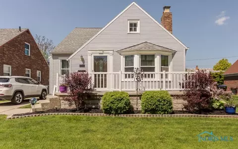556 Robindale Ave, Oregon, OH 43616 photo 2