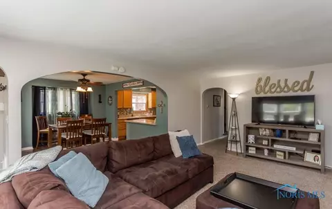 556 Robindale Ave, Oregon, OH 43616 photo 7