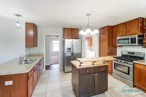 3638 Willow Run Dr, Toledo, OH 43607 photo 2