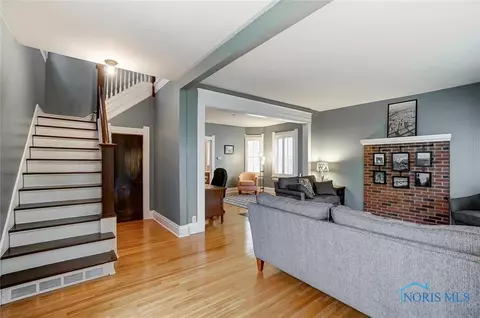 124 E Harrison St, Maumee, OH 43537 photo 4
