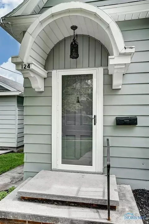 124 E Harrison St, Maumee, OH 43537 photo 2