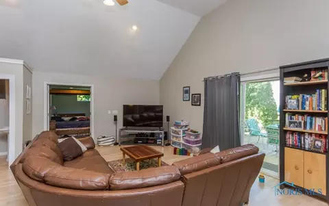 3747 Farmbrook Dr, Sylvania, OH 43560 photo 7