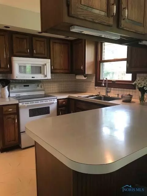 402 Sycamore St, Deshler, OH 43516 photo 8
