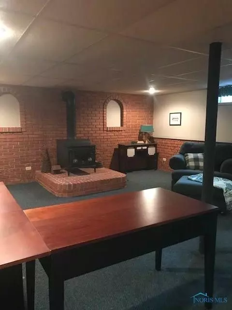 402 Sycamore St, Deshler, OH 43516 photo 5