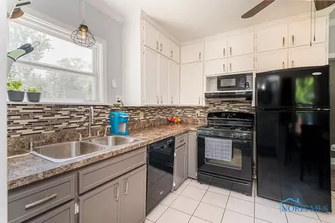 2007 Glenview Dr, Maumee, OH 43537 photo 17