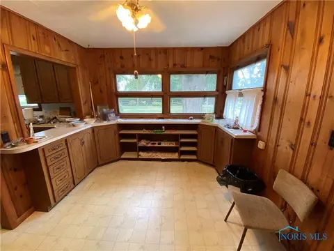 29527 E Broadway St, Walbridge, OH 43465 photo 8