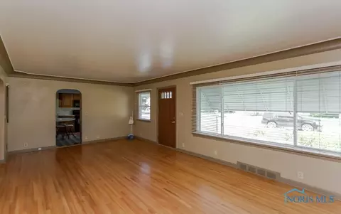 1065 Leith St, Maumee, OH 43537 photo 4