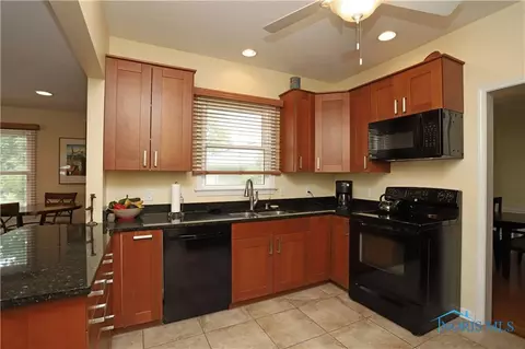 407 E John St, Maumee, OH 43537 photo 16