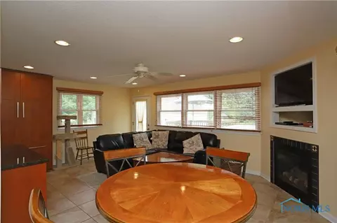 407 E John St, Maumee, OH 43537 photo 12