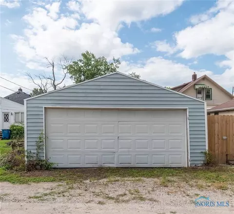 203 E Perry St, Walbridge, OH 43465 photo 11