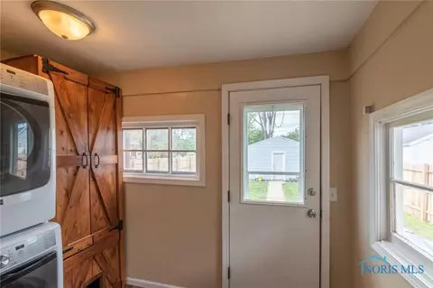 203 E Perry St, Walbridge, OH 43465 photo 6