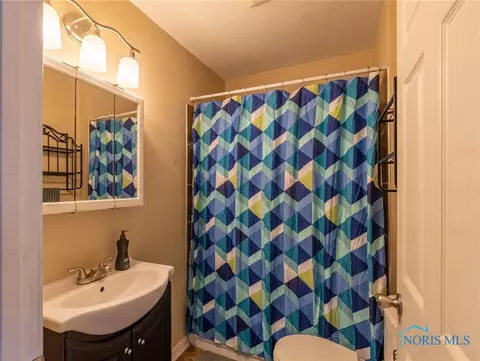 203 E Perry St, Walbridge, OH 43465 photo 3
