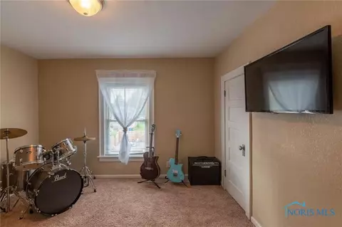 203 E Perry St, Walbridge, OH 43465 photo 5