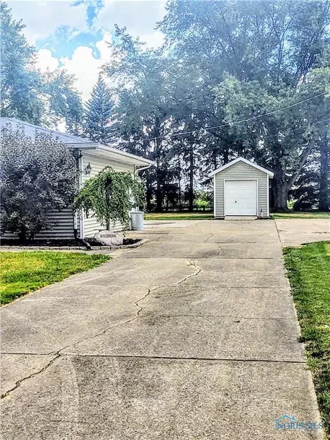 994 E Riverview Ave, Napoleon, OH 43545 photo 3