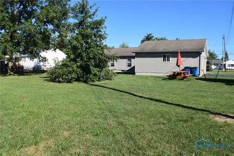 416 E Union St, Walbridge, OH 43465 photo 3