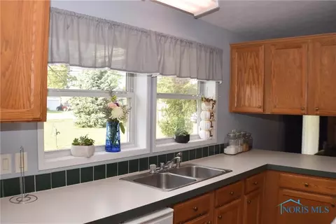 416 E Union St, Walbridge, OH 43465 photo 1