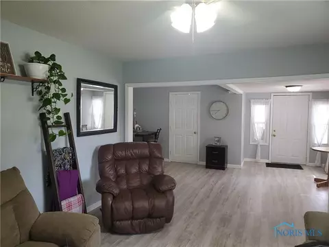 424 W Maple St, Deshler, OH 43516 photo 4