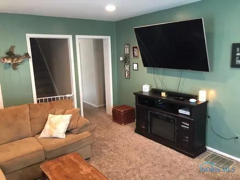 209 E 8th St, Sycamore, OH 44882 photo 2