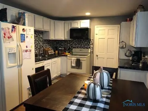 209 E 8th St, Sycamore, OH 44882 photo 5