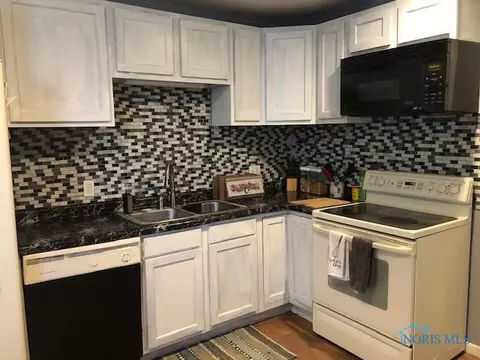 209 E 8th St, Sycamore, OH 44882 photo 6