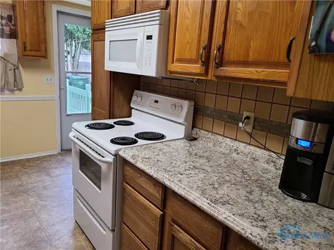 1045 Scott St, Maumee, OH 43537 photo 8