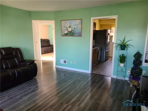 1045 Scott St, Maumee, OH 43537 photo 2