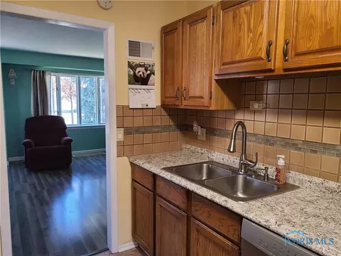 1045 Scott St, Maumee, OH 43537 photo 5
