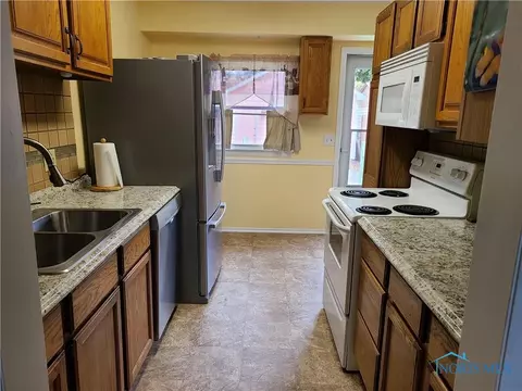 1045 Scott St, Maumee, OH 43537 photo 9