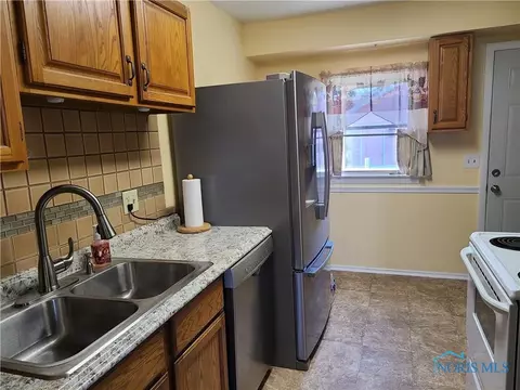 1045 Scott St, Maumee, OH 43537 photo 6