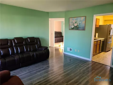 1045 Scott St, Maumee, OH 43537 photo 3