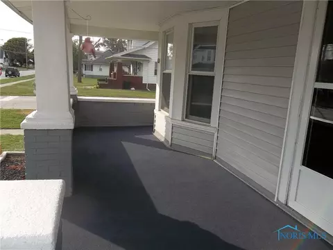 301 E Union St, Walbridge, OH 43465 photo 4