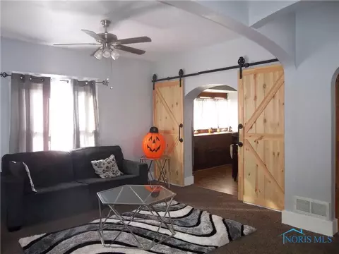 301 E Union St, Walbridge, OH 43465 photo 9