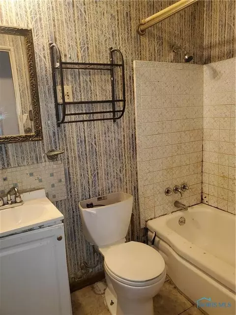 435 Clifton Blvd, Toledo, OH 43607 photo 9