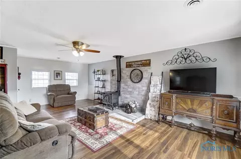 212 E Walnut St, Van Buren, OH 45889 photo 6