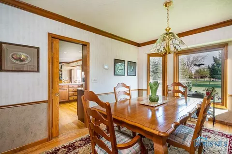 6830 Shadowcreek Dr, Maumee, OH 43537 photo 9