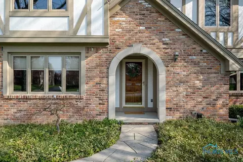 6830 Shadowcreek Dr, Maumee, OH 43537 photo 2