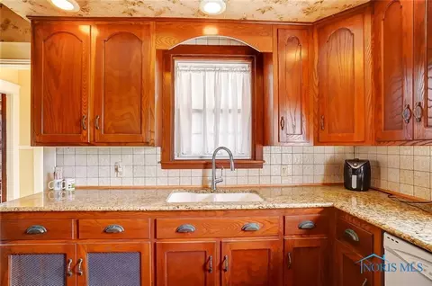 28176 E Broadway St, Walbridge, OH 43465 photo 16