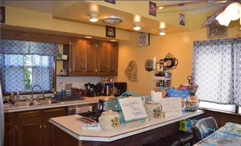 28272 E Broadway St, Walbridge, OH 43465 photo 3