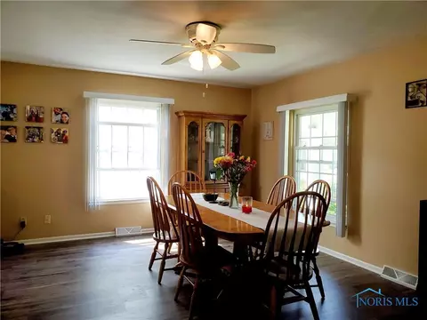 218 Earl St, Walbridge, OH 43465 photo 7