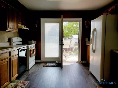 218 Earl St, Walbridge, OH 43465 photo 9