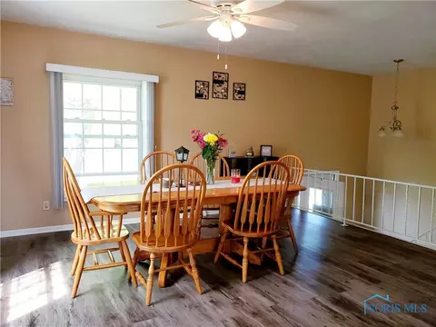 218 Earl St, Walbridge, OH 43465 photo 6