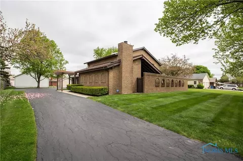 3241 Springtime Dr, Oregon, OH 43616 photo 2