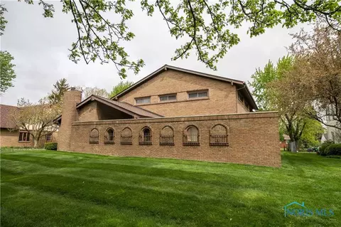 3241 Springtime Dr, Oregon, OH 43616 photo 1