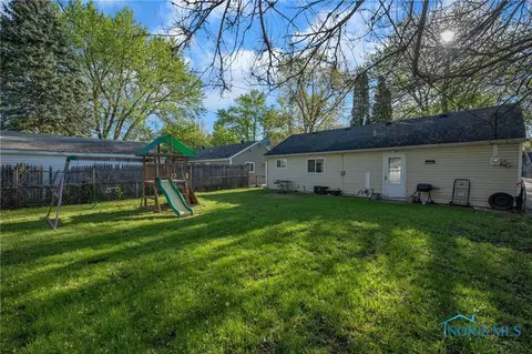 201 Dickens Dr, Toledo, OH 43607 photo 9